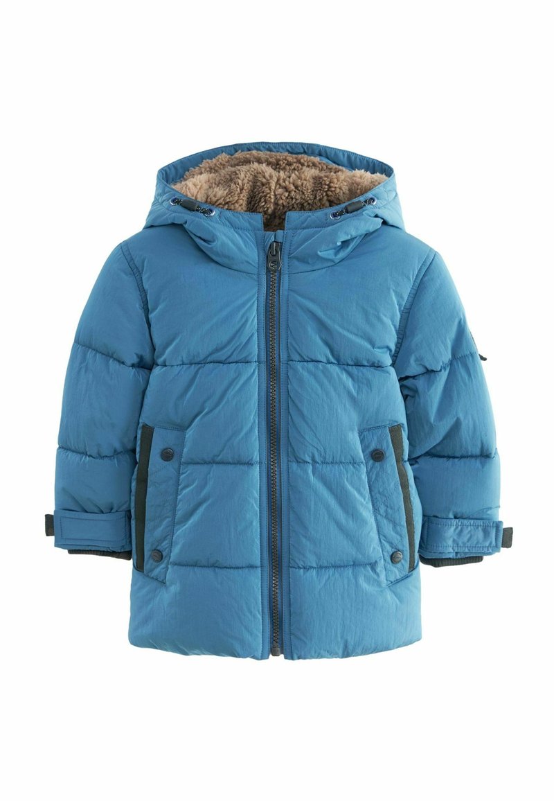 Blå puffjakke med hætte, som har lynlås foran, knap- og klaplommer samt en blød faux fur-foring synlig ved halsen.