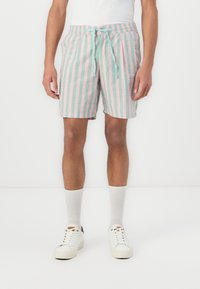 Shorts de bain rayés en rose et vert, avec une taille �élastique et un cordon de serrage. Fabriqués en tissu léger, design au genou.