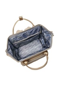 Bolso de mano dorado con exterior texturizado, cierre con cremallera y dos asas cortas. El interior forrado presenta una tela azul con texto blanco repetido.