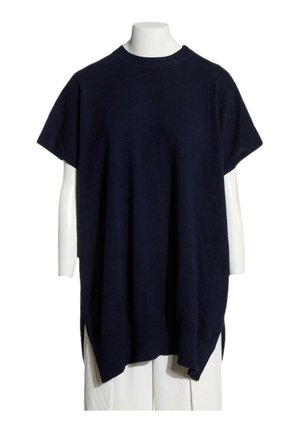 Pull ample bleu marine foncé à manches courtes avec fentes latérales sur un buste de mannequin blanc sur fond blanc.