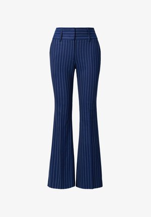 Damskie spodnie w kolorze granatowym z białymi pionowymi prążkami, z wysokim stanem, szlufkami na pasek, dopasowane w biodrach i rozszerzane na nogawkach.