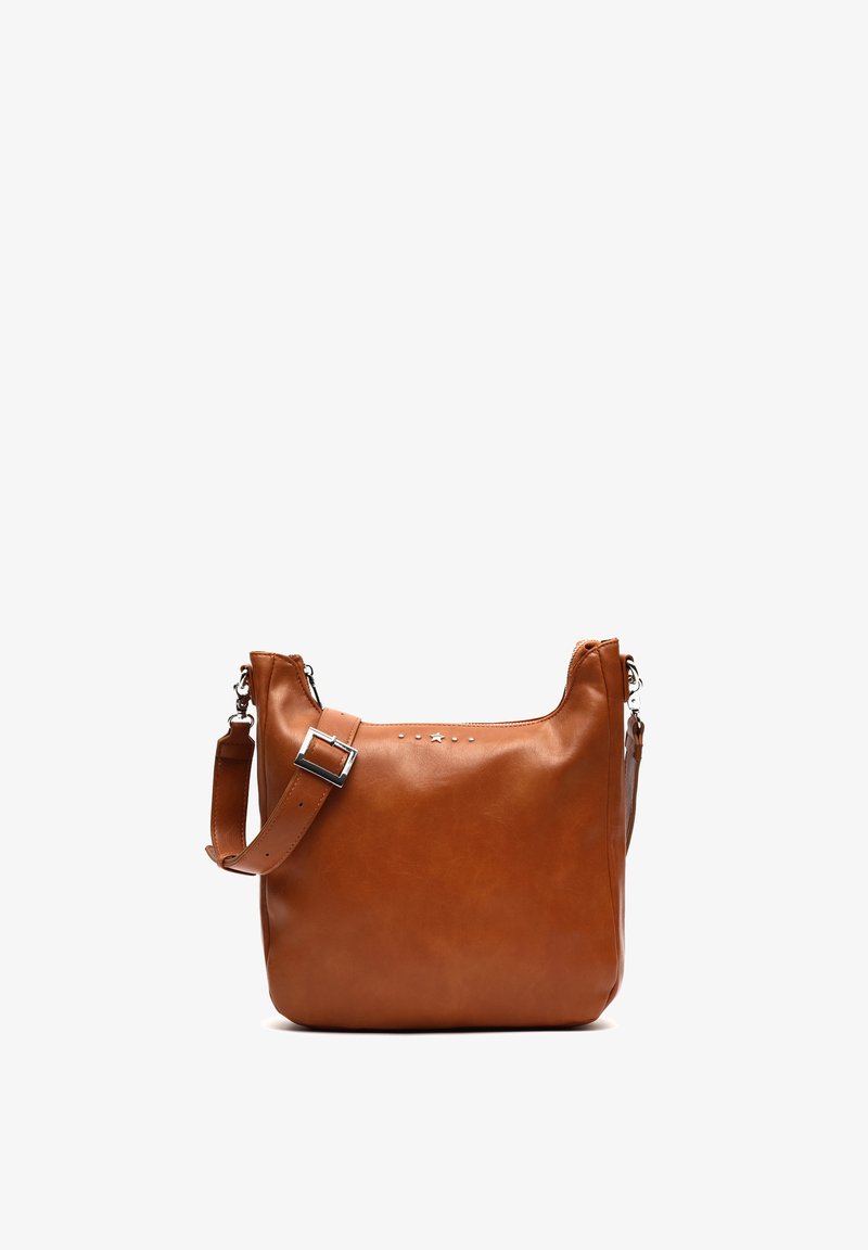 Brun läderhandväska med en slät yta, böjd form, justerbar rem och silverstjärna ovanför framsidan.