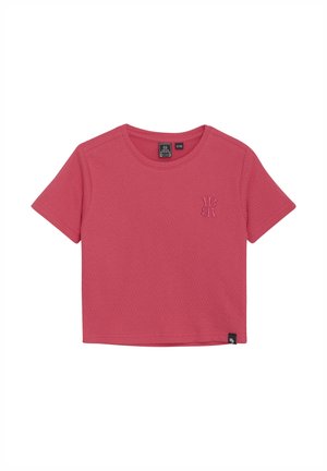 Camiseta de manga corta y cuello redondo en tejido rosa texturizado con un logotipo sutil bordado en el pecho izquierdo. Presenta un dobladillo recto.