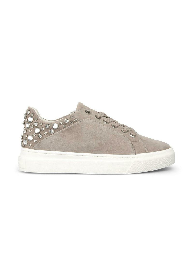 Sneakers in suede grigio chiaro con suola in gomma bianca. Presentano borchie argentate decorate lungo il tallone e un classico design con lacci.