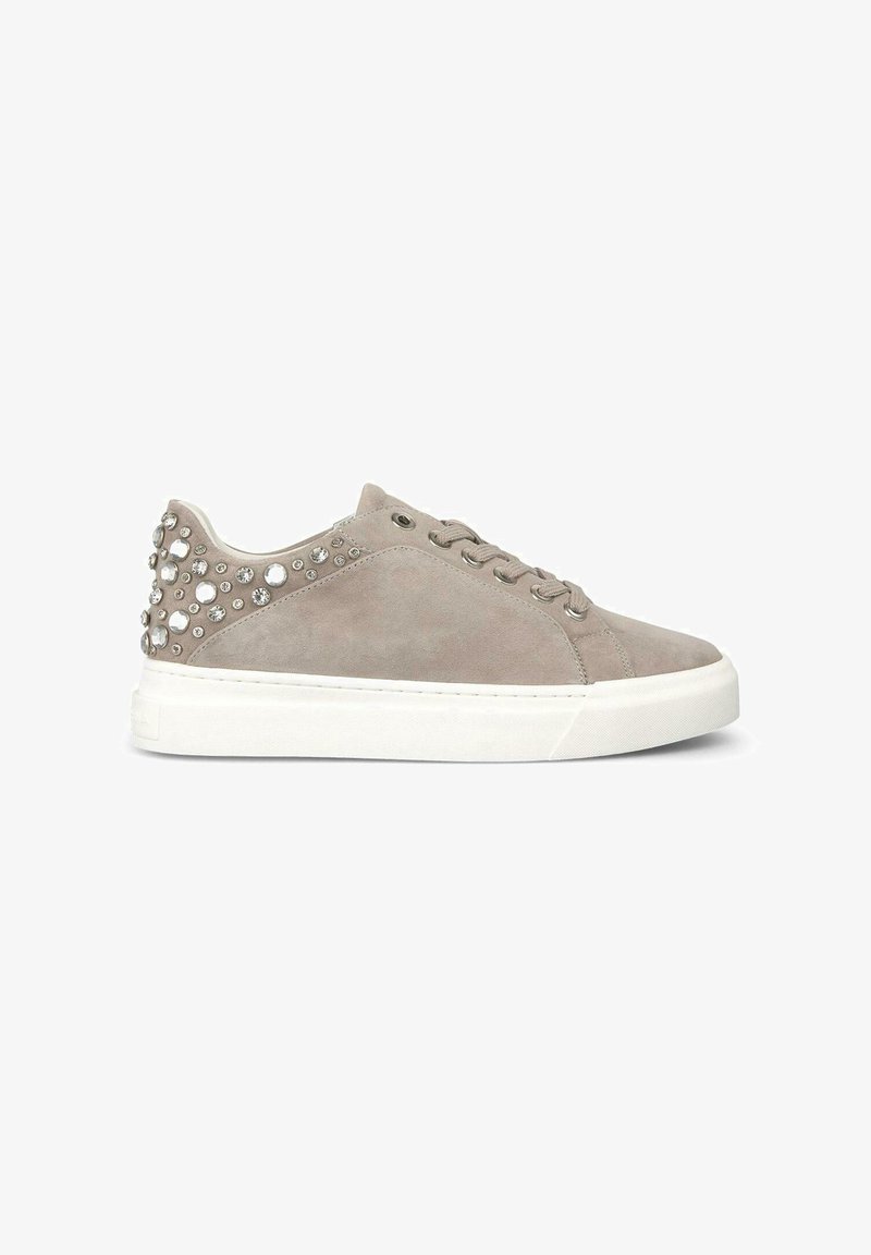 Sneakers in suede grigio chiaro con suola in gomma bianca. Presentano borchie argentate decorate lungo il tallone e un classico design con lacci.