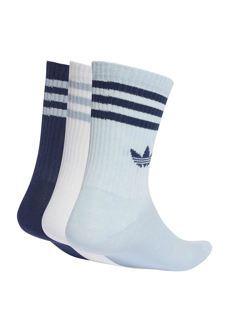 Trois paires de chaussettes Adidas mi-mollet en navy, blanc et bleu clair avec des double rayures et le logo trèfle Adidas sur chacune.