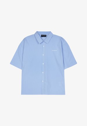 Kratka srajca s kratkimi rokavi v svetlo modri barvi z belimi navpičnimi črtami. Ima koničast ovratnik in majhno logo na levem prsnem delu.