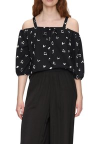 Blusa nera off-the-shoulder con motivi astratti bianchi, maniche corte a palloncino, dettaglio con fiocco e spalline regolabili. Tessuto leggero.