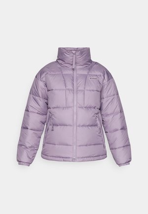 Chaqueta acolchada morada con cuello alto, cremallera frontal y bolsillos laterales. Presenta un diseño acolchado y puños elásticos. Acabado suave y brillante.