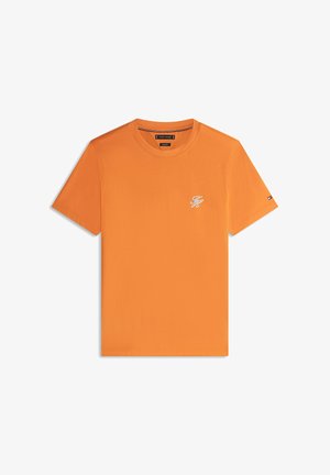 T-shirt arancione a maniche corte con scollo rotondo, piccolo logo bianco "TH" sul lato sinistro del petto e dettaglio con piccola bandiera sulla manica sinistra.
