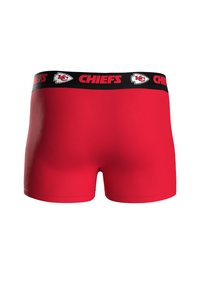 Boxers rojos con una cinturilla negra que presenta el patrón "CHIEFS" y el logotipo. Textura suave con un diseño ajustado y longitud a mitad del muslo.