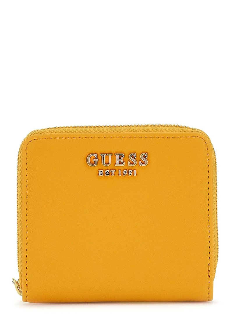 Kollane sünteetiline rahakott, millel on tõmblukuga sulgus, reljeefne "GUESS EST 1981" logo, sile tekstuur ja ristküliku kuju.