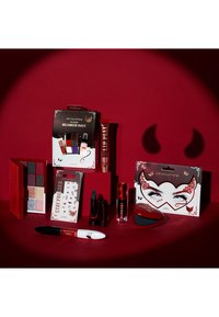 Makeup Revolution REVOLUTION TRULY SINFUL BLACK RING LIPSTICK - Läppstift - black