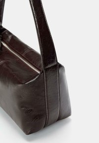 Borsa a tracolla in similpelle marrone con una texture liscia, forma rettangolare e manici allungati. Presenta un vano con zip e finiture plissettate.