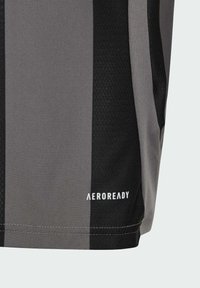 Grijs en zwart gestreept sportshirt gemaakt van ademend materiaal, met een Aeroready-logo en een gestructureerd oppervlak.
