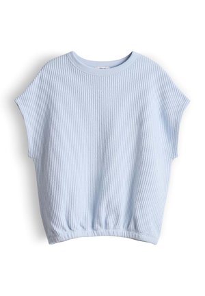 Hellblauer, gerippter Strickpullover mit kurzen Ärmeln, rundem Ausschnitt und gerafftem elastischem Saum, flach auf weißem Hintergrund liegend.