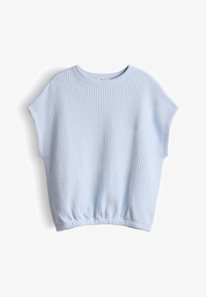 Hellblauer, gerippter Strickpullover mit kurzen Ärmeln, rundem Ausschnitt und gerafftem elastischem Saum, flach auf weißem Hintergrund liegend.