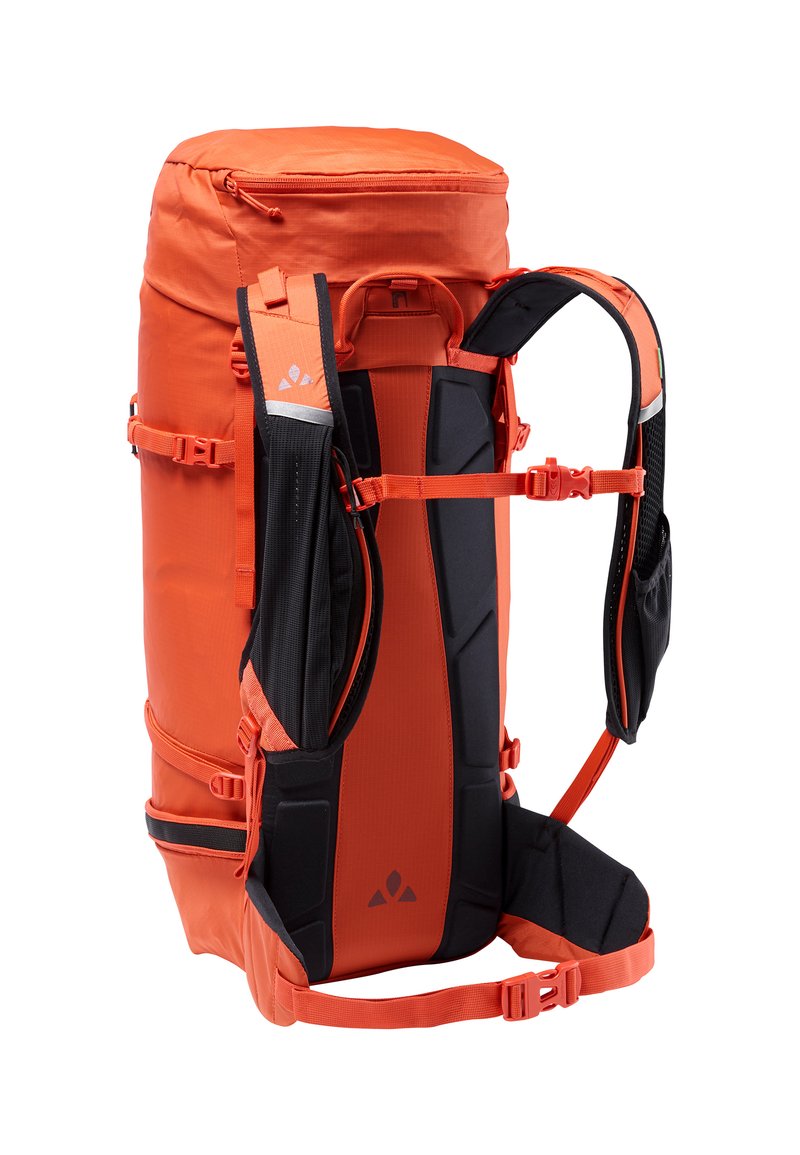Pomarańczowy plecak z zaokrąglonym wierzchem, czarnymi akcentami, regulowanymi paskami i wieloma zewnętrznymi opcjami przechowywania. Teksturowany materiał z wzmocnionym tyłem.