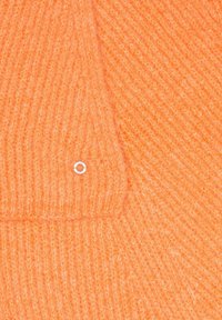 Tissu de pull orange tricoté avec un motif texturé côtelé. Présente un petit détail en argent. Apparence douce et chaude.