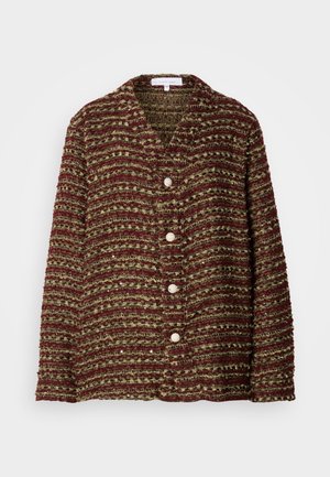 Cardigan texturizado em borgonha e verde com decote em V, cinco botões grandes em creme e um corte descontraído. Apresenta listras horizontais e um tecido suave.