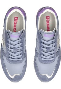 Jasnofioletowe sneakersy z mieszanką zamszu i materiału syntetycznego, okrągły nosek, sznurowane zapięcie oraz biały akcent na podeszwie.