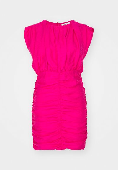 Rochie fuchsia cu detalii pliate, mâneci scurte și decolteu rotund; prezintă o textură plisată și o deschidere la spate cu închidere prin nasture.