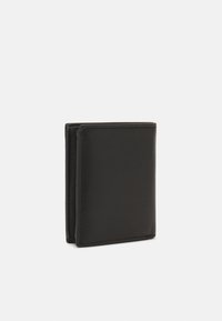 Crni kožni novčanik rectangularnog oblika, glatke teksture i čistih rubova. Ima jednostavan, minimalistički dizajn bez vidljivih mehanizama.