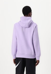 Vaaleanpunertava huppari pehmeästä materiaalista, jossa on kengurutasku, resorit hihansuissa ja helmassa sekä rento istuvuus.