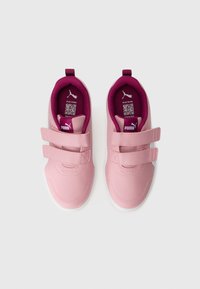 Baskets synthétiques roses avec deux bandes Velcro, col rembourré et semelles en caoutchouc blanches. La doublure intérieure est rose foncé avec un logo.