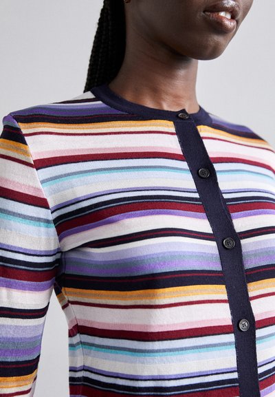 Bunt gestreifter Cardigan mit körpernahem Schnitt, marineblauen Akzenten und Knöpfen, sowie horizontalen Streifen in verschiedenen Pastelltönen und kräftigen Farben.
