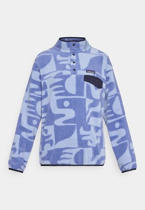 Lysblå fleecepullover med abstrakte mønstre, høj krave, placket med fire knapper, marineblå lommeaccent og elastiske manchetter.