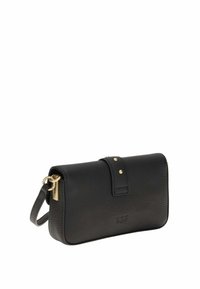 Clutch in pelle nera con superficie texture, dettagli in metallo dorato, tracolla removibile e chiusura a patta sicura tramite un bottone.