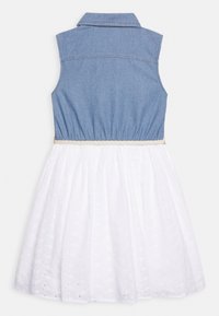 Denimowa sukienka bez rękawów z kołnierzem i elastyczną talią, z białą spódnicą z ażurowej koronki oraz plecionym paskiem.