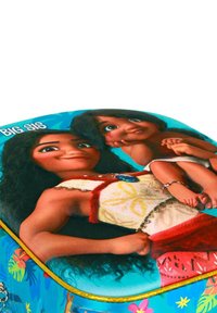 Blauwe rugzak met geanimeerde personages met lang, donker haar. Bevat kleurrijke tropische patronen en een gele rand. Tekst luidt "GROOT ZUS."