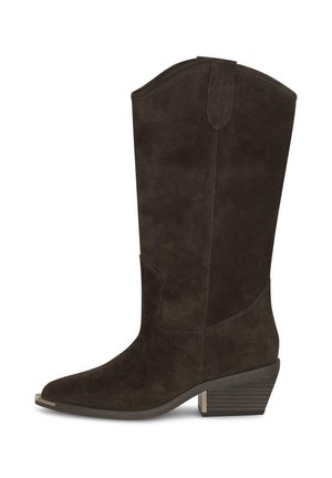 Bota vaquera de ante marrón oscuro hasta la mitad de la pantorrilla con tacón apilado y punta afilada con punta metálica en la parte delantera.