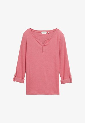Chemise rayée rose avec un col en V, manches trois-quarts retroussées et patte de boutonnage à deux boutons au niveau du col. Texture de tissu douce.