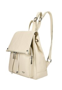 Beige leren rugzak met een gestructureerde afwerking, verstelbare banden, klepsluiting en twee voorzakken met rits. Accenten van zilver hardware.