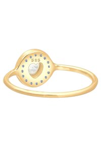 Goldring mit einem runden Mittelpunkt, der eine herzförmige Aussparung und einen kleinen weißen Stein aufweist, umgeben von blauen Steinen. Geprägt mit "585".
