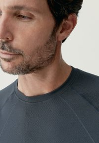 Born Living Yoga NYONG - Sportovní tričko - gris oscuro