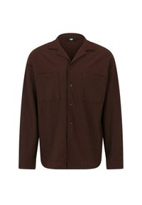 Chemise brune à boutons, fabriquée en tissu texturé, dotée d'un col, de deux poches avant et d'un ourlet droit avec des manches longues.