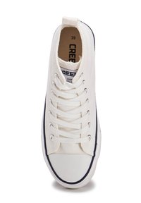 Zapatilla de lona blanca con diseño de cordones, puntera de goma y ribete en contraste en color azul marino. Talla 39 indicada en el interior.