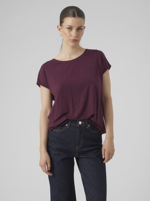 Burgunderfarget t-skjorte med rund hals og oppbrettede korte ermer, kombinert med høytlivs mørk denim jeans med frontlommer.