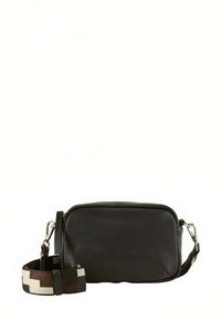 Zwart leren crossbodytas met een gestructureerd oppervlak, voorzien van een afneembare, gemêleerde schouderband in beige en donkerbruin. Zilverkleurige metalen accenten.