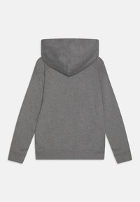 Grå hættetrøje lavet af blødt stof, med stor hætte, lange ærmer og ribbede manchetter og kant. Glat tekstur uden synlige mønstre.