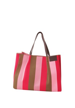 Große Tragetasche mit vertikalen Streifen in Rot, Pink und Braun, ausgestattet mit zwei braunen Griffen und einem kleinen rechteckigen Etikett nahe dem oberen Rand.