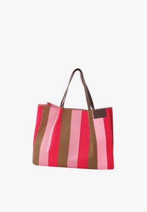 Grand sac fourre-tout avec des rayures verticales rouges, roses et marron, doté de deux poignées marron et d'une petite étiquette rectangulaire près du sommet.