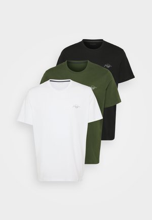 Tre kortärmade T-shirts i vitt, olivgrönt och svart. Varje t-shirt har en rund hals och en liten logotyp på bröstet. Tillverkade av bomull.