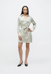 Guess BLERTA CHEMISIER DRESS - Tričkové šaty - beige