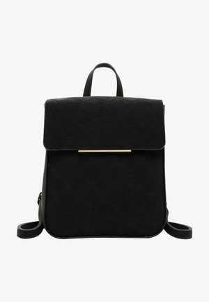 Mochila de cuero negro con patrón acolchado de diamante, asa superior, cierre con solapa con detalle de barra delgada dorada y correas de hombro ajustables.