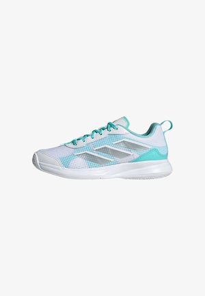 Chaussure de sport blanche et turquoise avec des bandes argentées, fermeture à lacets, col rembourré et semelle en caoutchouc blanche, vue de profil sur fond blanc.